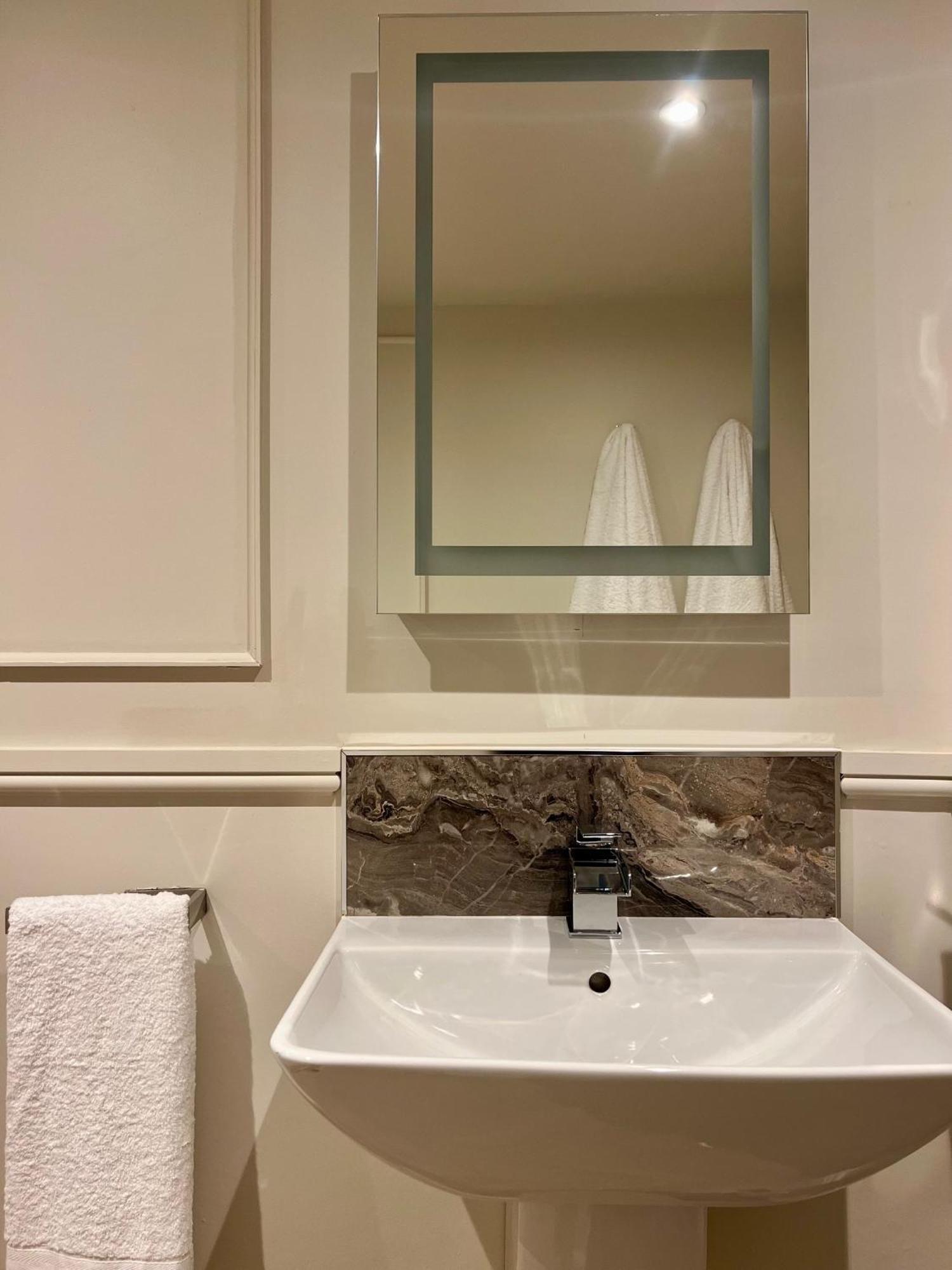 וויטבי Number 3 Pier Road Suites מראה חיצוני תמונה